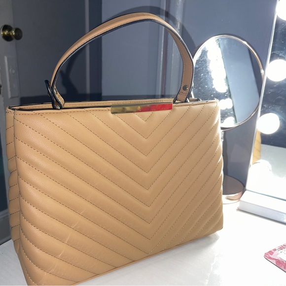 it also has a strap if you want to make it longer and fit on your shoulder - Picture 2 of 7